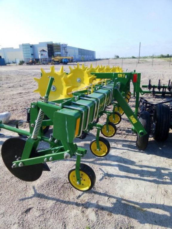 Kartoffelpflegetechnik des Typs John Deere 825,  in Кіровоград (Bild 4)
