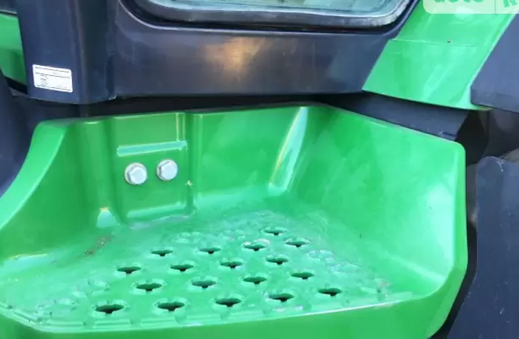 Oldtimer-Traktor des Typs John Deere 8335R, Neumaschine in Ірпінь (Bild 4)