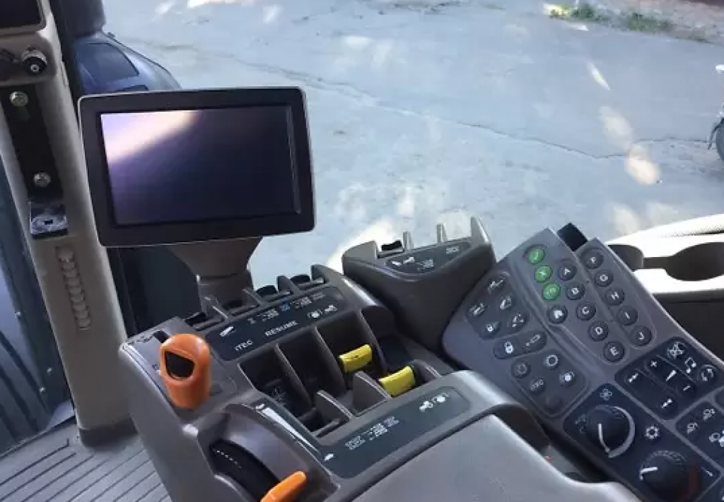 Oldtimer-Traktor des Typs John Deere 8335R, Neumaschine in Ірпінь (Bild 3)