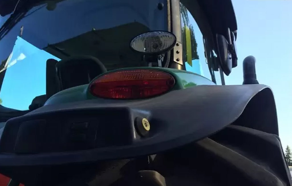 Oldtimer-Traktor des Typs John Deere 8335R, Neumaschine in Ірпінь (Bild 9)