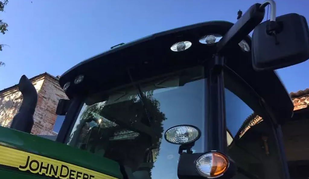 Oldtimer-Traktor des Typs John Deere 8335R, Neumaschine in Ірпінь (Bild 10)
