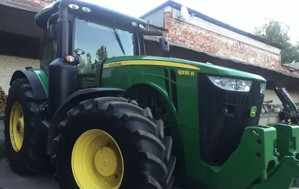 Oldtimer-Traktor des Typs John Deere 8335R, Neumaschine in Ірпінь (Bild 8)