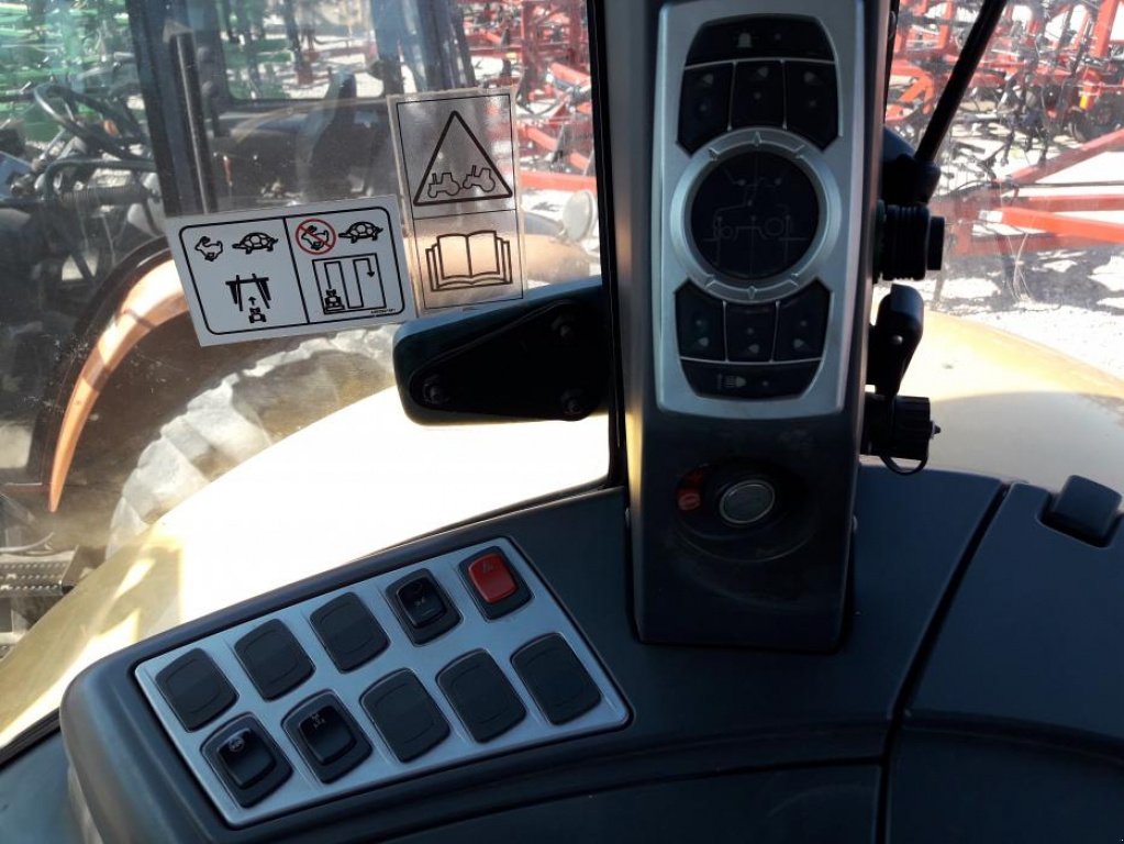 Oldtimer-Traktor des Typs CHALLENGER MT665C, Neumaschine in Кіровоград (Bild 9)