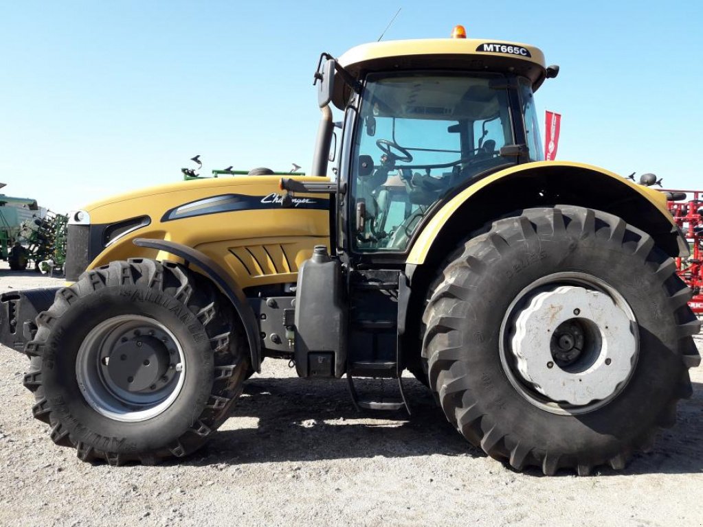 Oldtimer-Traktor des Typs CHALLENGER MT665C, Neumaschine in Кіровоград (Bild 3)