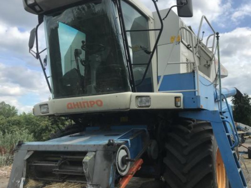 Oldtimer-Mähdrescher des Typs CLAAS Mega 360, Neumaschine in Капітанівка (Bild 1)