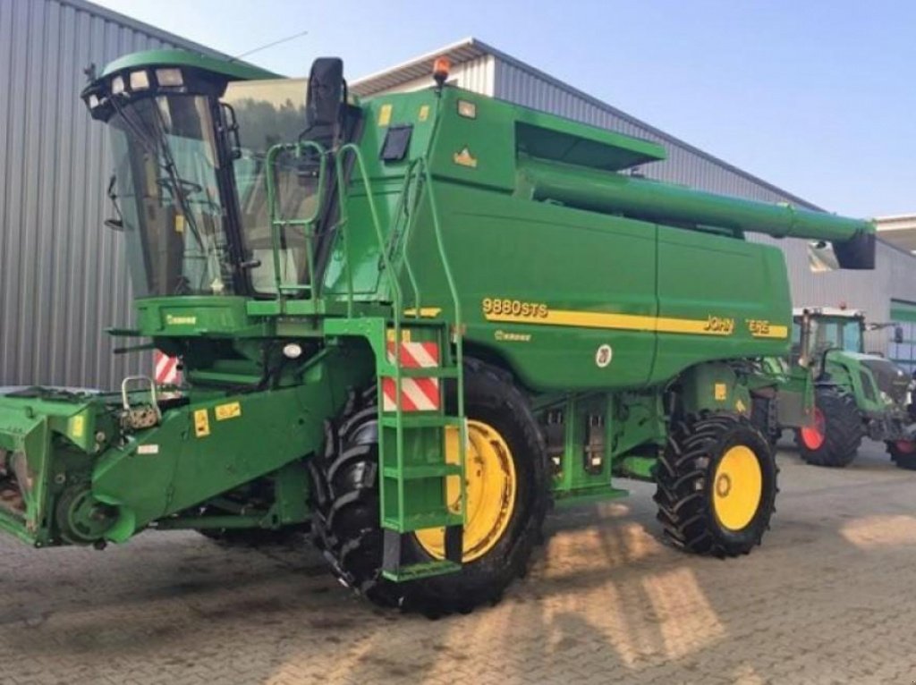 Oldtimer-Mähdrescher des Typs John Deere 9880 STS, Neumaschine in Київ (Bild 5)