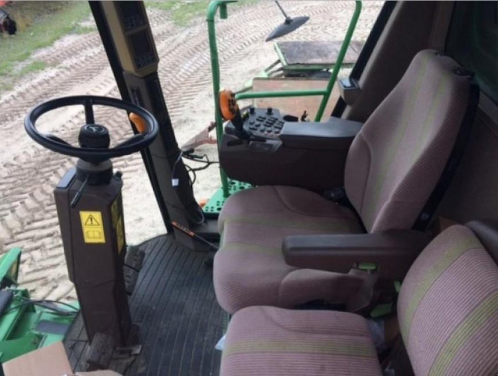 Oldtimer-Mähdrescher des Typs John Deere 9880 STS, Neumaschine in Київ (Bild 9)