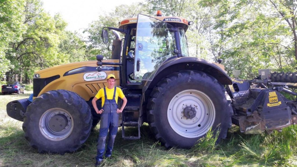 Oldtimer-Traktor des Typs CHALLENGER MT665D, Neumaschine in Олександрія (Bild 1)