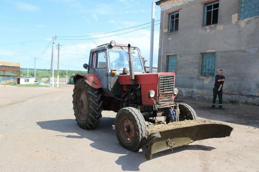 Oldtimer-Traktor des Typs Belarus Беларус-80, Neumaschine in Київ (Bild 1)