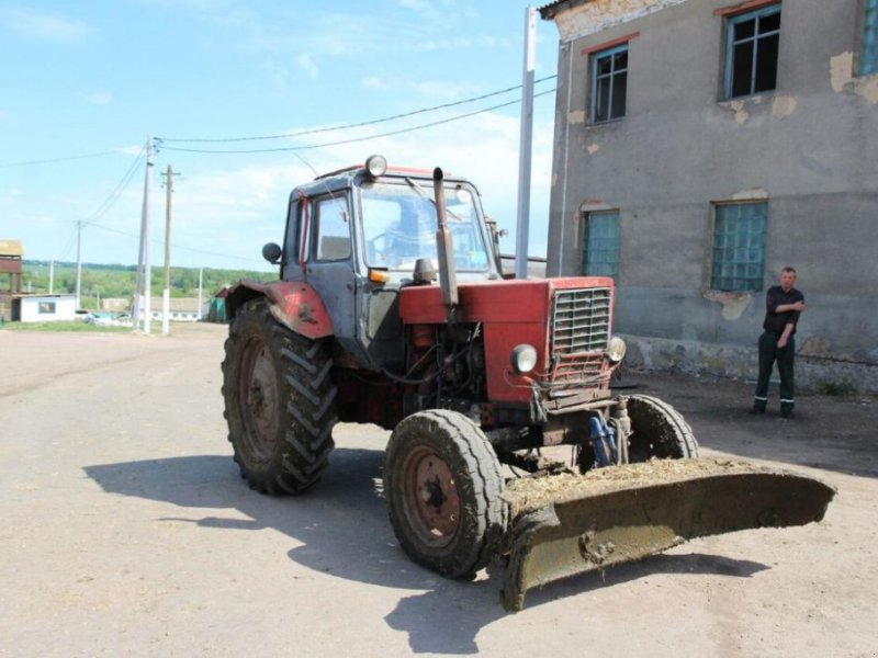 Oldtimer-Traktor des Typs Belarus Беларус-80, Neumaschine in Київ (Bild 1)