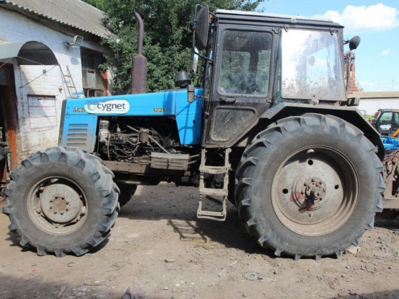 Oldtimer-Traktor des Typs Belarus Беларус-80, Neumaschine in Київ (Bild 1)