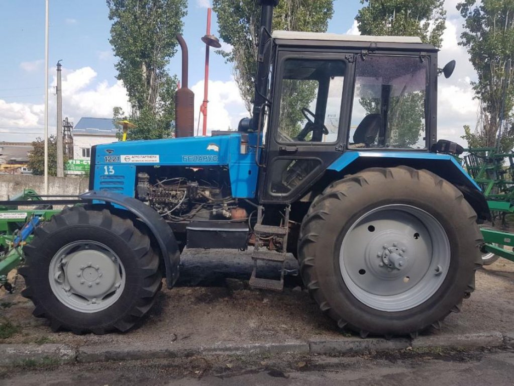 Oldtimer-Traktor des Typs Belarus Беларус-1221,  in Кіровоград (Bild 3)