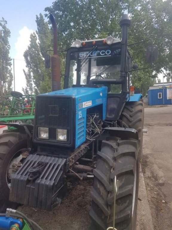 Oldtimer-Traktor des Typs Belarus Беларус-1221,  in Кіровоград (Bild 1)