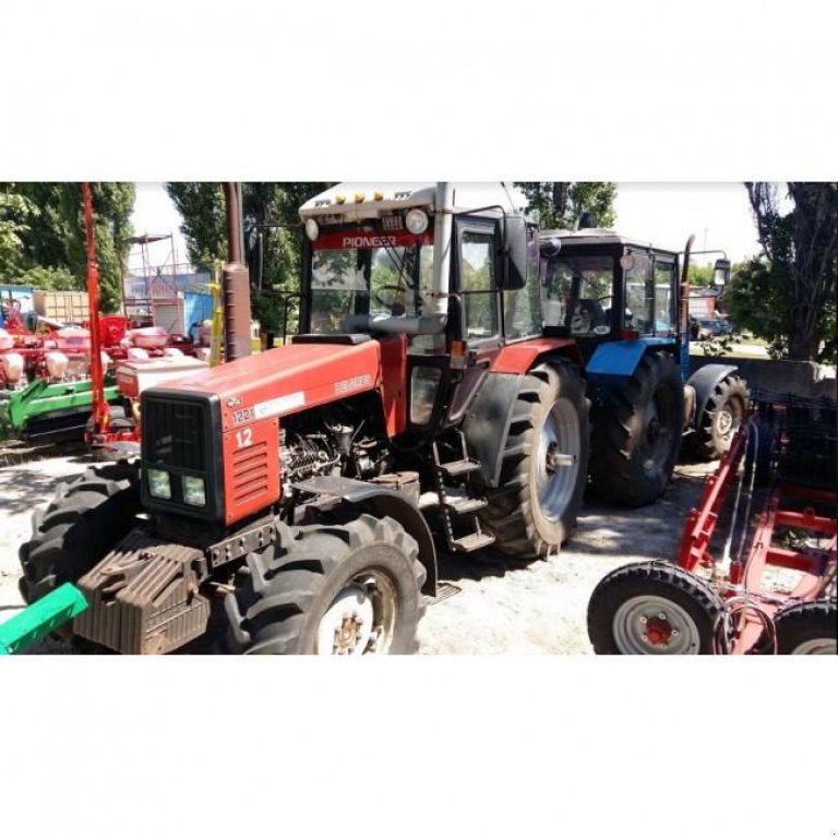 Oldtimer-Traktor des Typs Belarus Беларус-1221,  in Кіровоград (Bild 1)