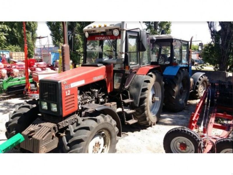 Oldtimer-Traktor des Typs Belarus Беларус-1221,  in Кіровоград (Bild 1)