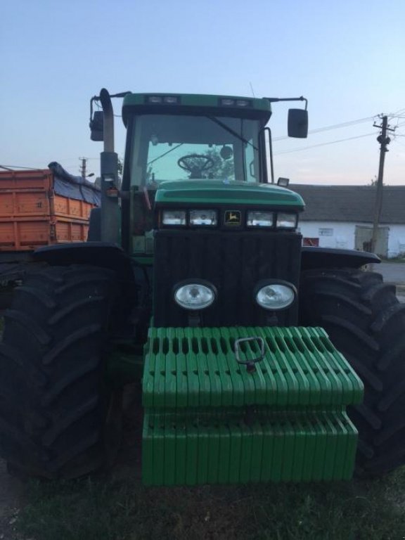 Oldtimer-Traktor des Typs John Deere 8310, Neumaschine in Біла Церква (Bild 2)