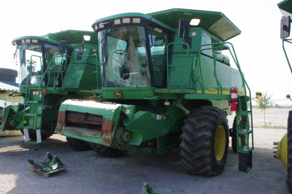Oldtimer-Mähdrescher des Typs John Deere 9750 STS, Neumaschine in Кіровоград (Bild 1)