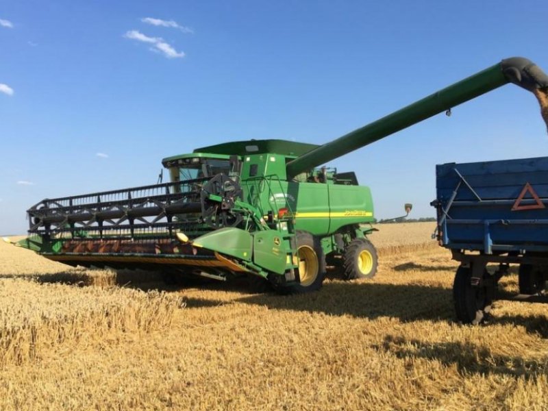 Oldtimer-Mähdrescher des Typs John Deere 9660 STS,  in Київ (Bild 1)