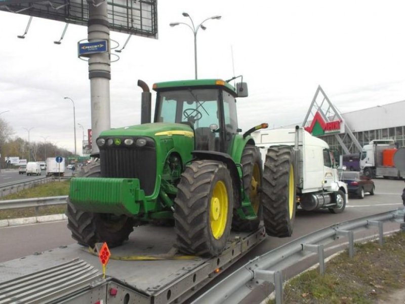 Oldtimer-Traktor des Typs John Deere 8520, Neumaschine in Київ