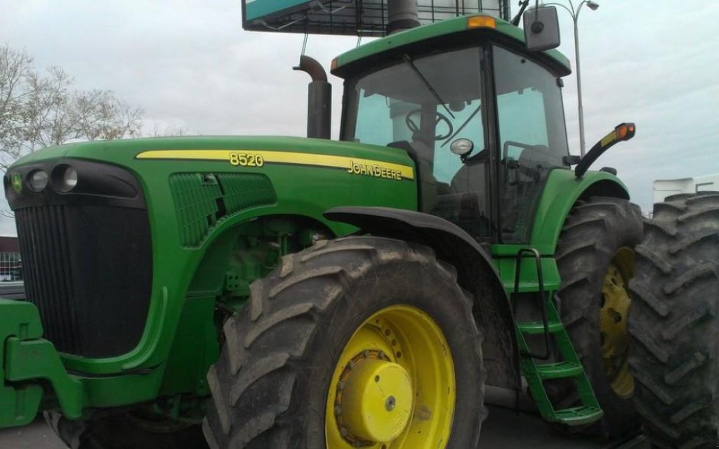 Oldtimer-Traktor des Typs John Deere 8520, Neumaschine in Київ (Bild 3)