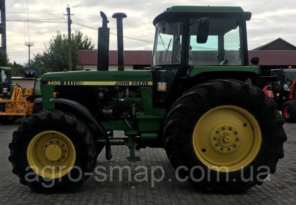 Oldtimer-Traktor des Typs John Deere 4450, Neumaschine in Горохів (Bild 9)