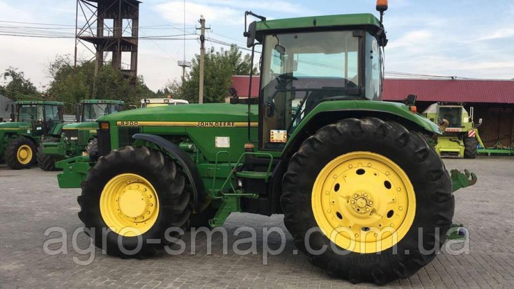 Oldtimer-Traktor des Typs John Deere 8200, Neumaschine in Горохів (Bild 1)