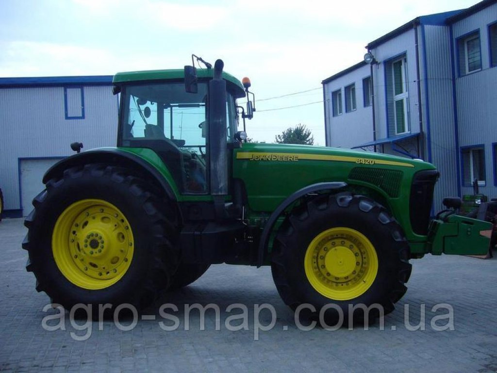 Oldtimer-Traktor des Typs John Deere 8420, Neumaschine in Горохів (Bild 4)