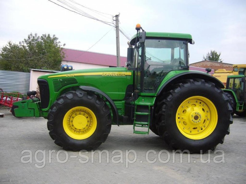 Oldtimer-Traktor des Typs John Deere 8420, Neumaschine in Горохів (Bild 10)
