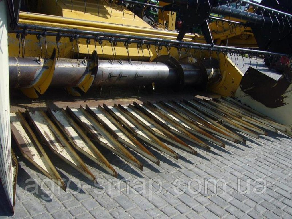 Oldtimer-Mähdrescher des Typs New Holland 8055, Neumaschine in Горохів (Bild 3)