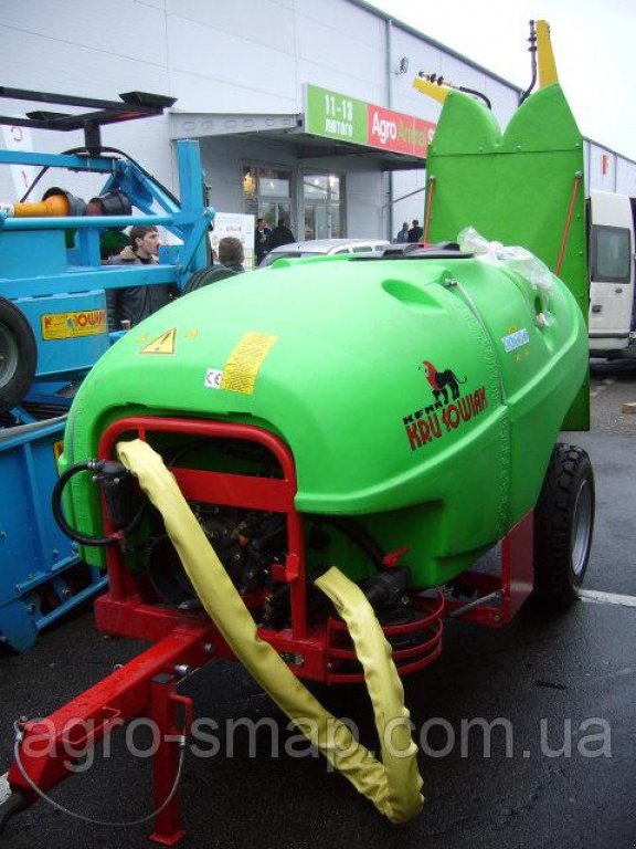 Weinbauspritze des Typs Krukowiak Tajfun 1000/SAD/OC,  in Горохів (Bild 1)