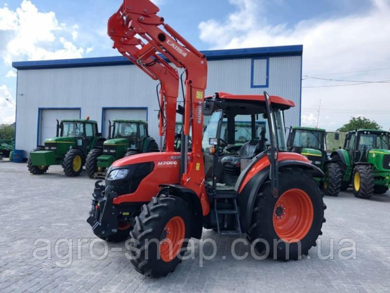 Oldtimer-Traktor des Typs Kubota M7060, Neumaschine in Горохів (Bild 1)