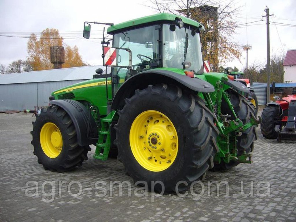 Oldtimer-Traktor des Typs John Deere 8220, Neumaschine in Горохів (Bild 4)