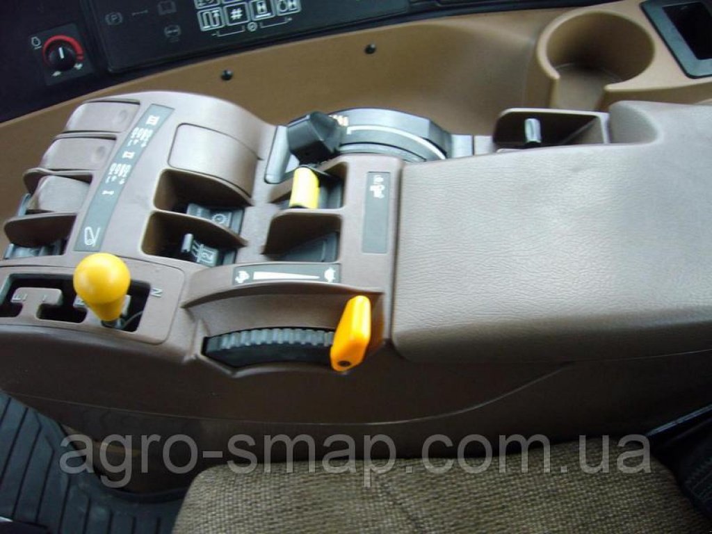 Oldtimer-Traktor des Typs John Deere 8220, Neumaschine in Горохів (Bild 3)