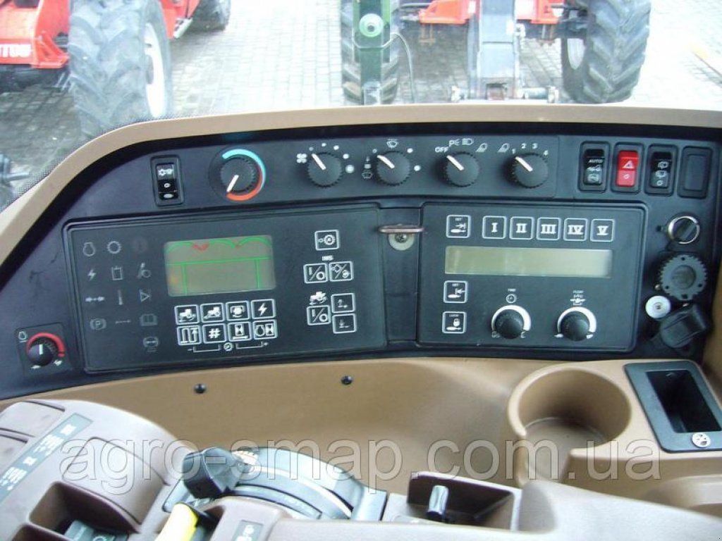 Oldtimer-Traktor des Typs John Deere 8220, Neumaschine in Горохів (Bild 2)