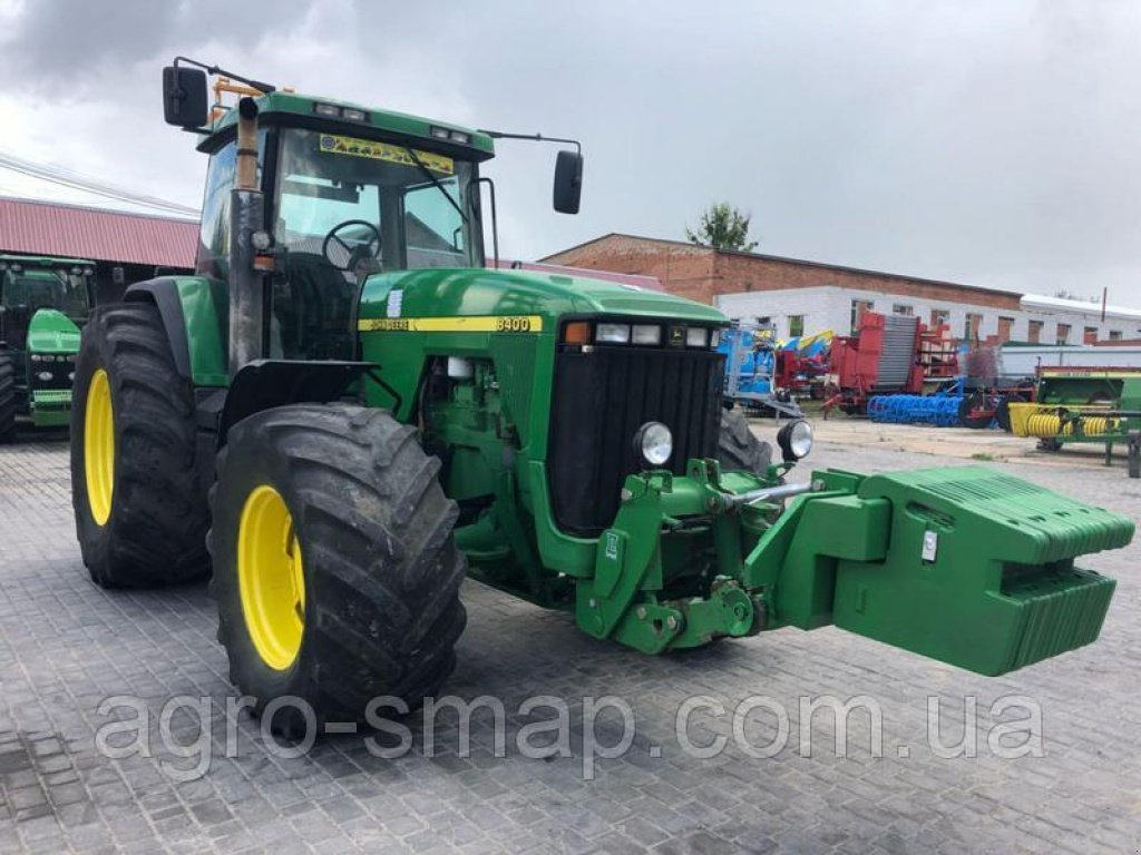 Oldtimer-Traktor des Typs John Deere 8400, Neumaschine in Горохів (Bild 1)