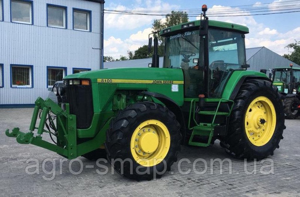 Oldtimer-Traktor des Typs John Deere 8100, Neumaschine in Горохів (Bild 9)