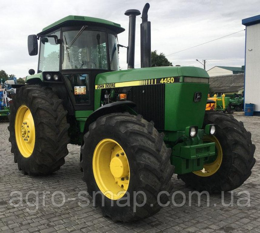 Oldtimer-Traktor des Typs John Deere 4450, Neumaschine in Горохів (Bild 1)