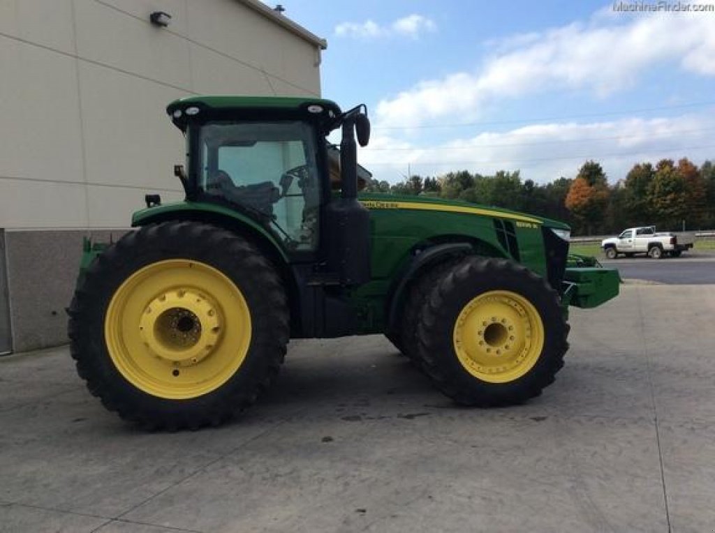 Oldtimer-Traktor des Typs John Deere 8335R, Neumaschine in Не обрано (Bild 3)