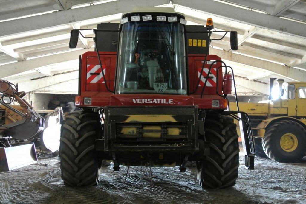 Oldtimer-Mähdrescher des Typs Versatile Acros 595 Plus, Neumaschine in Харків (Bild 1)