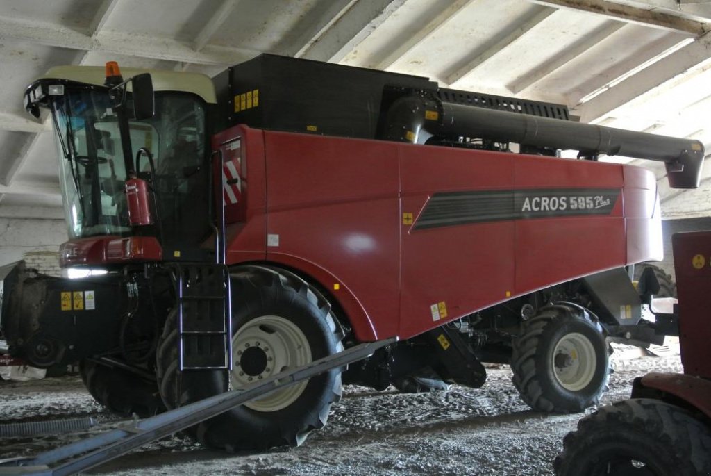 Oldtimer-Mähdrescher des Typs Versatile Acros 595 Plus, Neumaschine in Харків (Bild 6)