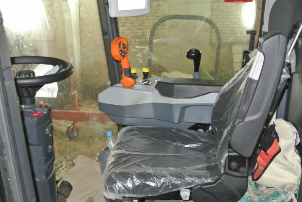 Oldtimer-Mähdrescher des Typs Versatile Acros 595 Plus, Neumaschine in Харків (Bild 7)