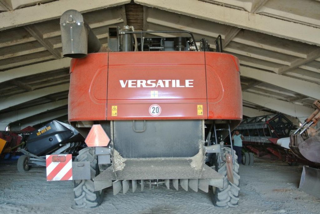 Oldtimer-Mähdrescher des Typs Versatile Acros 595 Plus, Neumaschine in Харків (Bild 4)