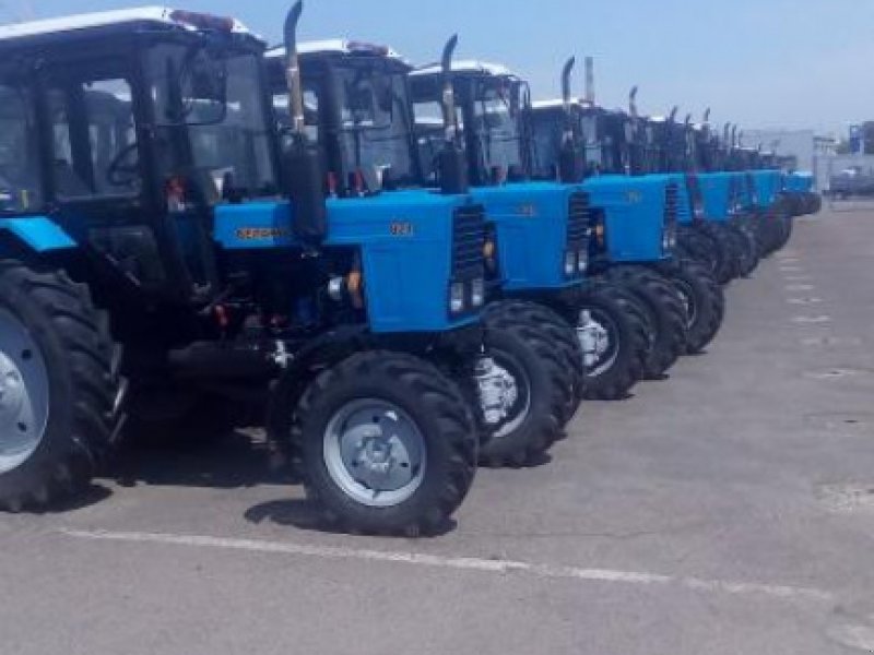 Oldtimer-Traktor des Typs Belarus Беларус-82.1, Neumaschine in Київ (Bild 1)