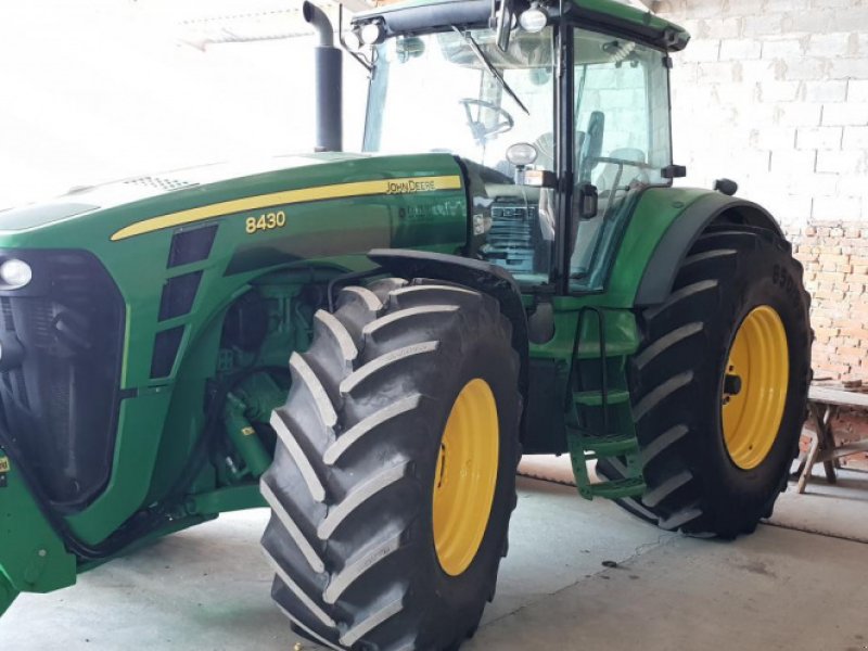 Oldtimer-Traktor des Typs John Deere 8430, Neumaschine in Рівне (Bild 1)
