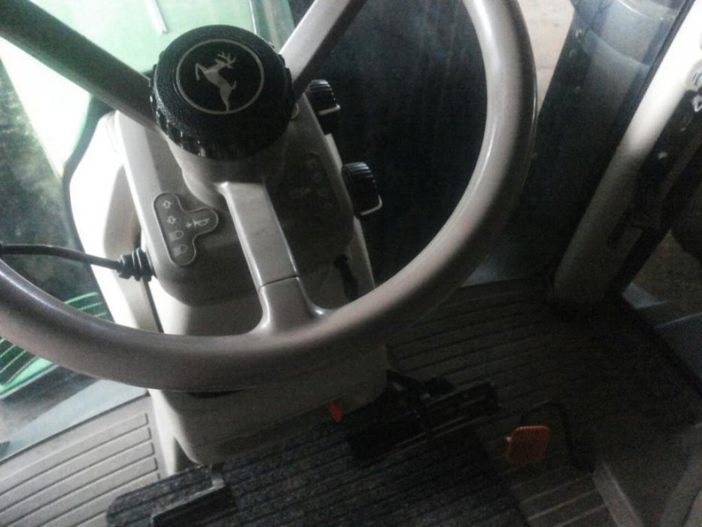 Oldtimer-Traktor des Typs John Deere 8335R, Neumaschine in Рівне (Bild 13)