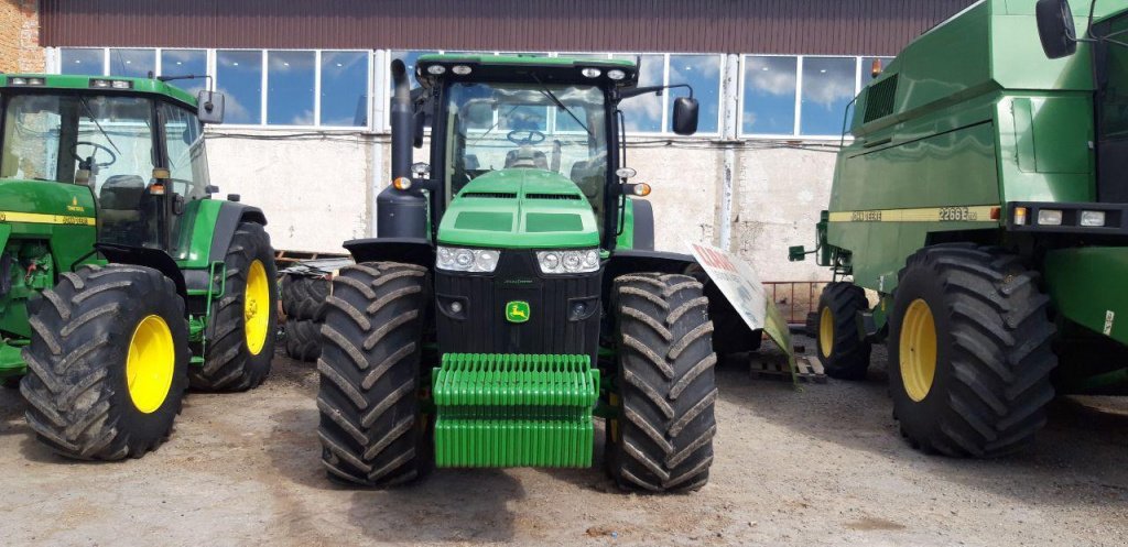 Oldtimer-Traktor des Typs John Deere 8335R, Neumaschine in Рівне (Bild 3)