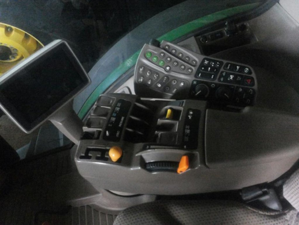 Oldtimer-Traktor des Typs John Deere 8335R, Neumaschine in Рівне (Bild 12)