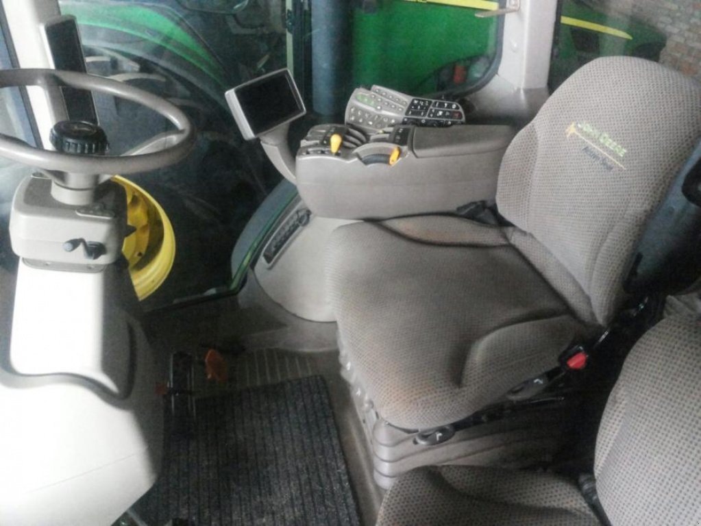 Oldtimer-Traktor des Typs John Deere 8335R, Neumaschine in Рівне (Bild 11)