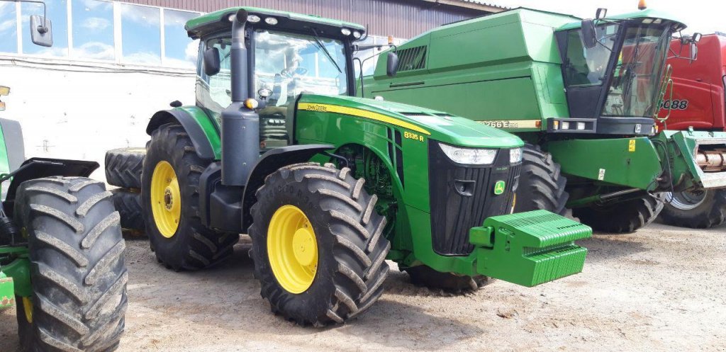 Oldtimer-Traktor des Typs John Deere 8335R, Neumaschine in Рівне (Bild 2)