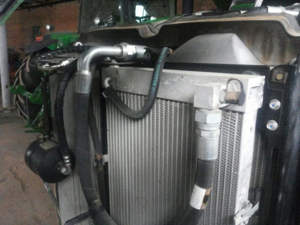 Oldtimer-Traktor des Typs John Deere 8335R, Neumaschine in Рівне (Bild 9)